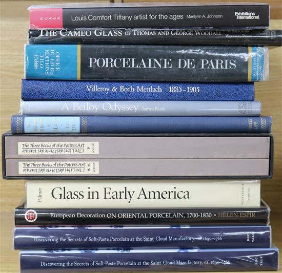 A quantity of reference books related to glass, porcelain, etc.